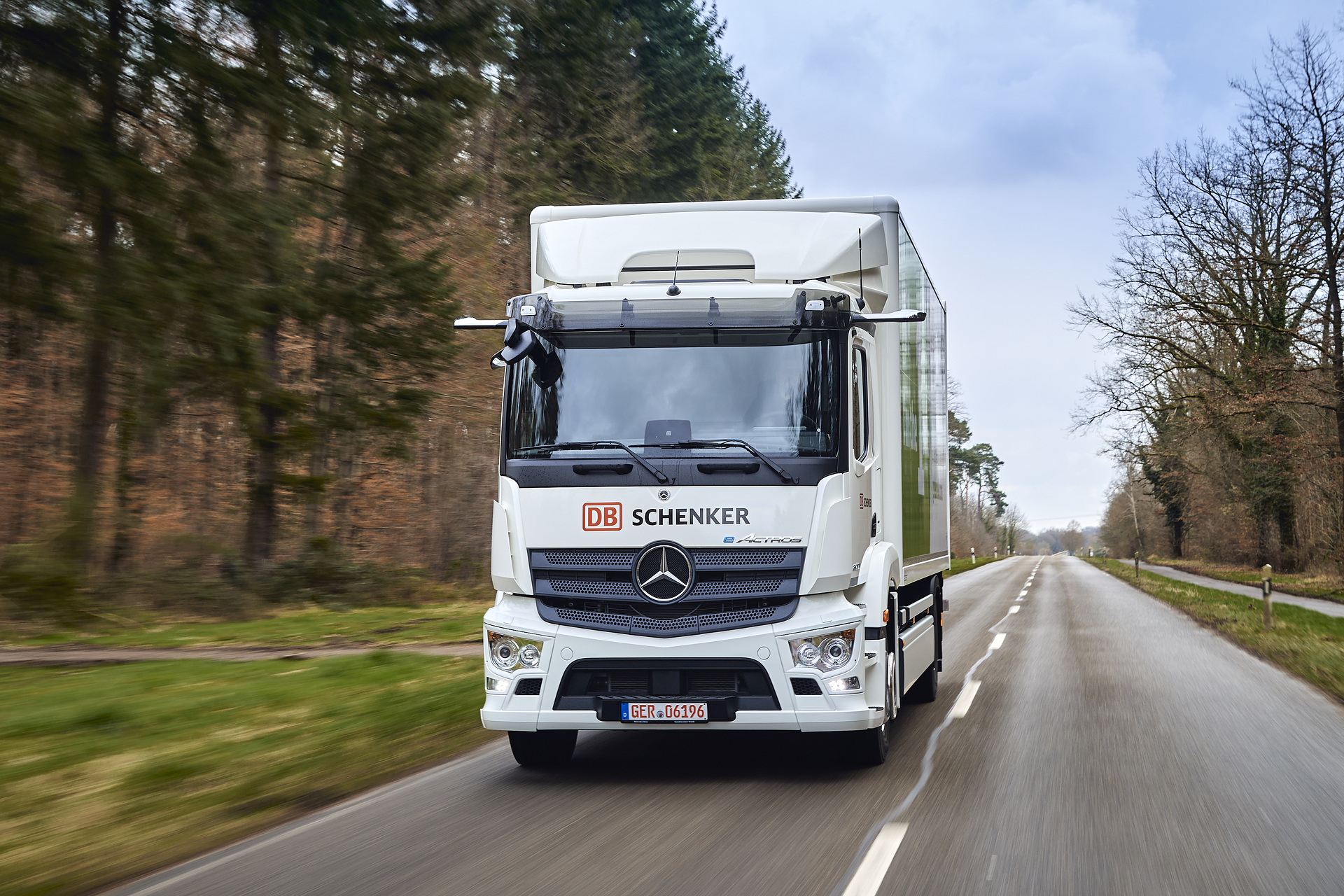 Erster Mercedes-Benz eActros aus Serienproduktion an DB Schenker übergeben