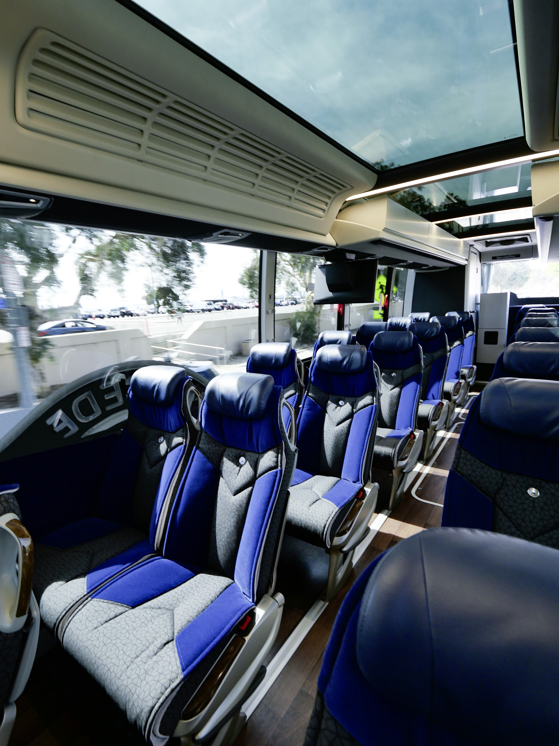 The Mercedes-Benz Tourrider Premium with Luxline upholstery and panoramic glass roof Premiere des Mercedes-Benz Tourrider in Kalifornie