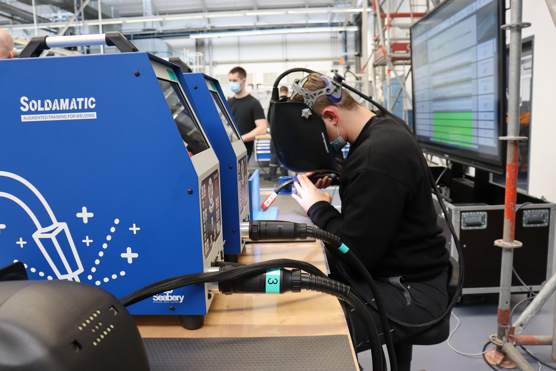 Auszubildende lernen im Mercedes-Benz Werk Wörth in der digitalen Simulation das Schweißen. Hervorragende Berufsorientierung: Mercedes-Benz Werk Wörth erhält Auszeichnung