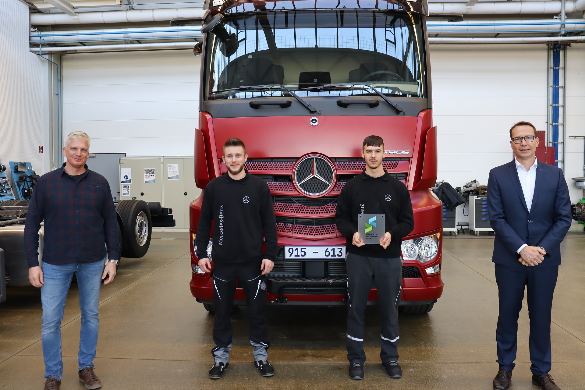 Für sein besonders gutes Informationsangebot zur Berufsorientierung erhält das südpfälzische Lkw-Montagewerk das Berufswahlsiegel der Konrad-Adenauer-Realschule plus mit Fachoberschule Technik/Umwelt in Landau (KARS). Hervorragende Berufsorientierung: Mercedes-Benz Werk Wörth erhält Auszeichnung