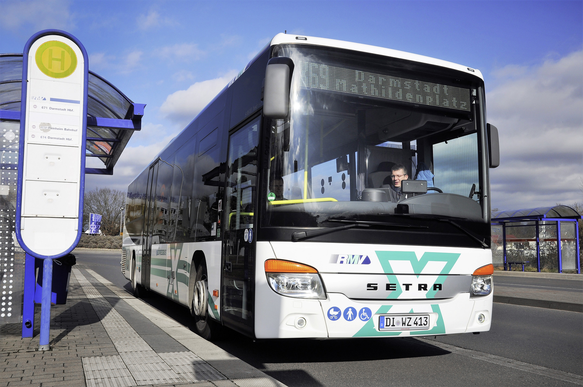Die Niederflurbusse der Setra MultiClass bedienen die X-Bus-Linie von Darmstadt in den Odenwald. 20 neue Omnibusse für die Region Darmstadt