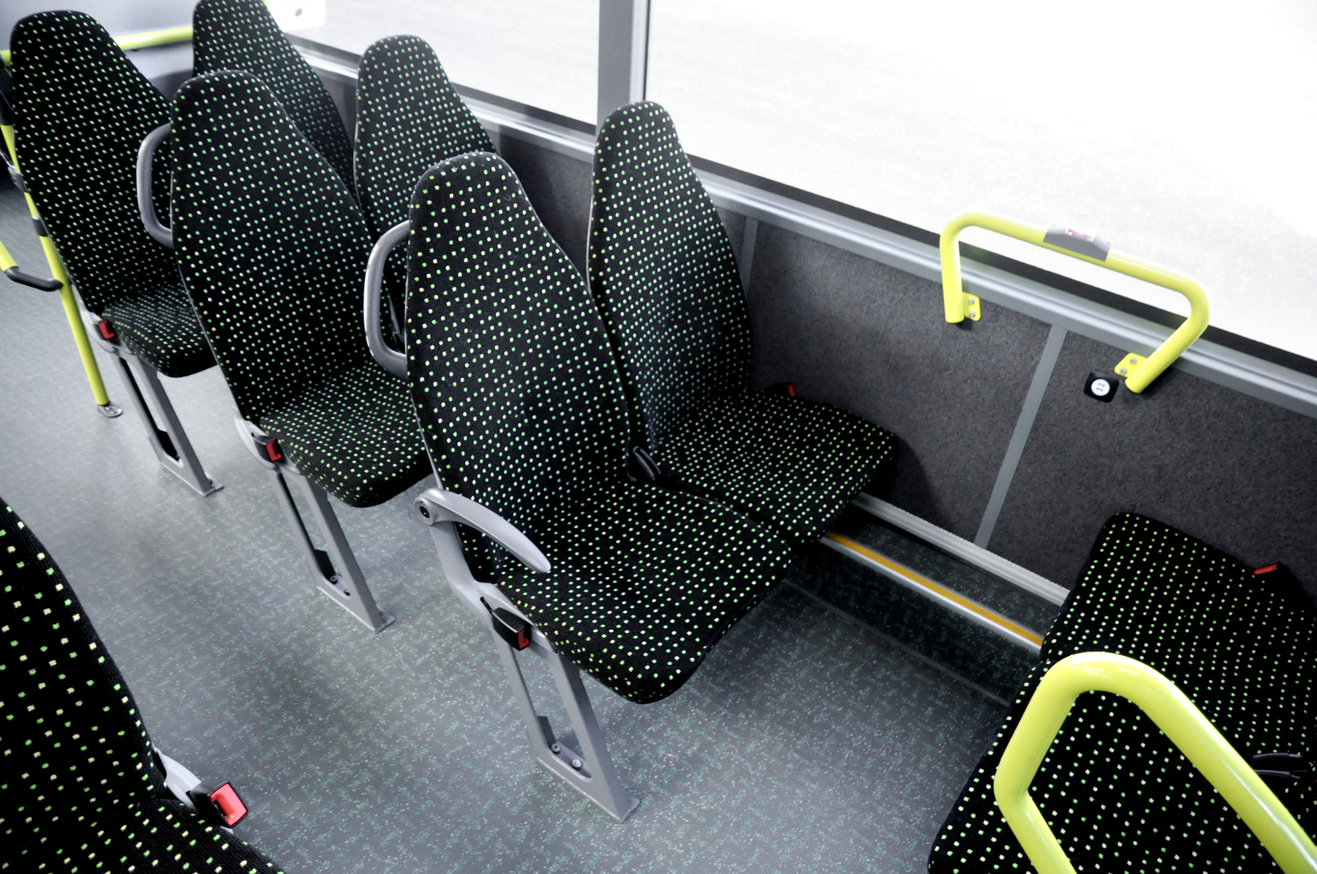 Nach Vorgaben des Rhein Main Verkehrsverbundes (RMV) sind die Setra Busse auf der linken Fahrgastseite ohne Podeste ausgestattet. 20 neue Omnibusse für die Region Darmstadt