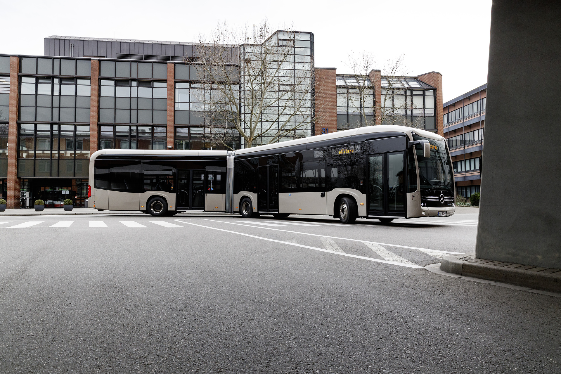 Wroclaw on the road to electromobility: Public transportation company MPK Wroclaw is taking its initial steps toward emission-free bus transport and has ordered 11 Mercedes-Benz eCitaro G buses