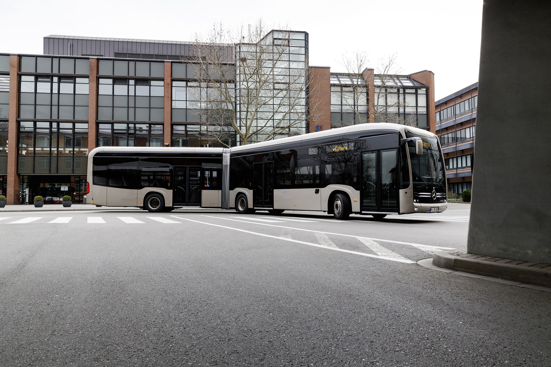 Mercedes-Benz eCitaro G mit vollelektrischem Antrieb, Preventive Brake Assist und Sideguard Assist Breslau auf dem Weg zur Elektromobilität: ÖPNV-Betrieb MPK Wroclaw geht erste Schritte in Richtung emissionsfreier Omnibusverkehr und ordert elf Mercedes-Benz eCitaro G