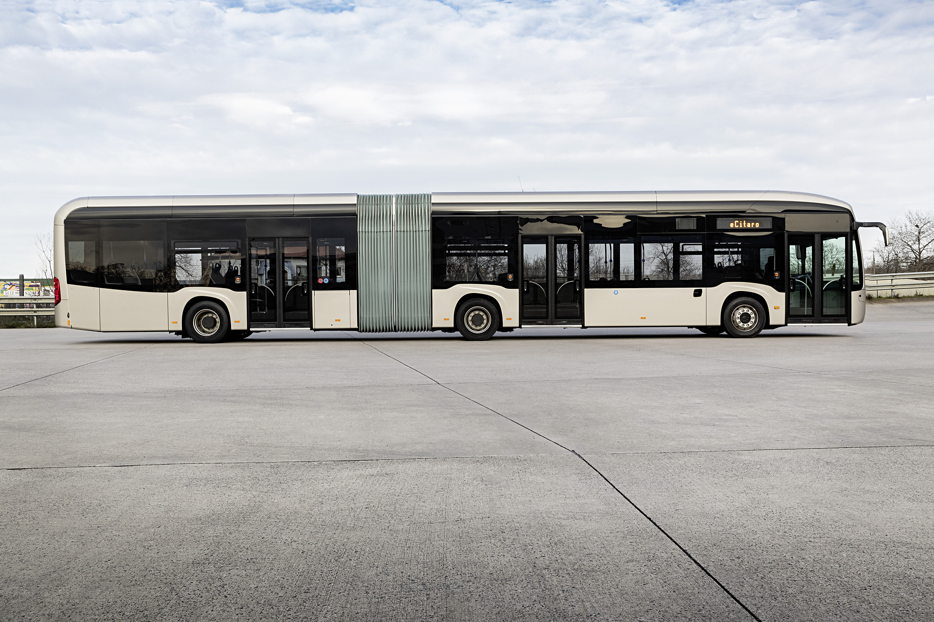 Mercedes-Benz eCitaro G mit vollelektrischem Antrieb, Preventive Brake Assist und Sideguard Assist Breslau auf dem Weg zur Elektromobilität: ÖPNV-Betrieb MPK Wroclaw geht erste Schritte in Richtung emissionsfreier Omnibusverkehr und ordert elf Mercedes-Benz eCitaro G