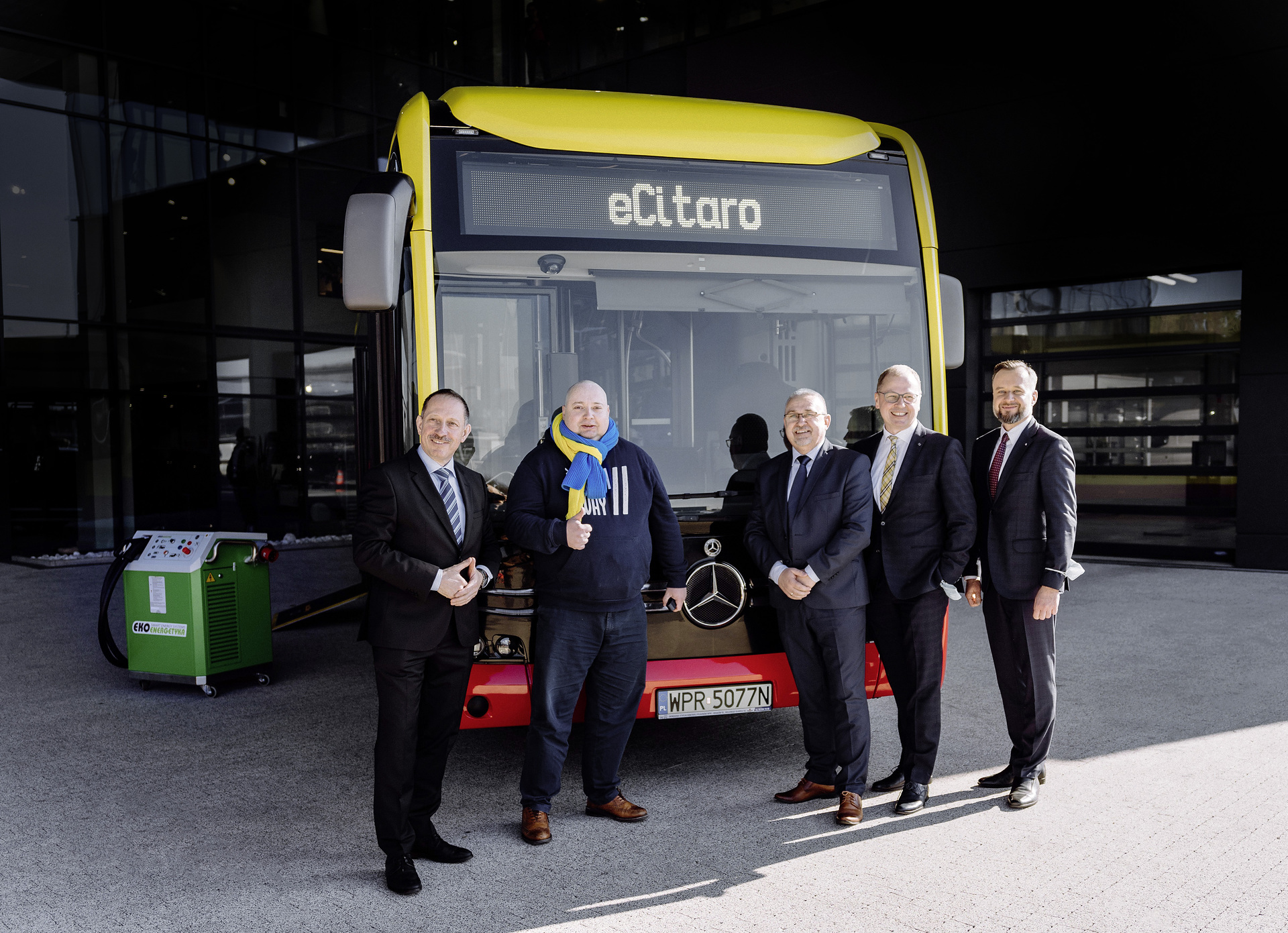 v. l. n. r.: Roman Biondi Head of Sales Daimler Buses, Krzystof Balawejder CEO MPK Wrocław, Dariusz Łopuszański, Transportmanagementdirektor MPK Wrocław, Artur Konarski CEO EvoBus Polska, Albert Milde, Vertriebsleiter Stadtbusse EvoBus Polska//f. l. t. r.: Roman Biondi Head of Sales Daimler Buses, Krzystof Balawejder CEO MPK Wrocław, Dariusz Łopuszański, Transport Management Director MPK Wrocław, Artur Konarski CEO EvoBus Polska, Albert Milde, Sales Manager City Buses EvoBus Polska Breslau auf dem Weg zur Elektromobilität: ÖPNV-Betrieb MPK Wroclaw geht erste Schritte in Richtung emissionsfreier Omnibusverkehr und ordert elf Mercedes-Benz eCitaro G