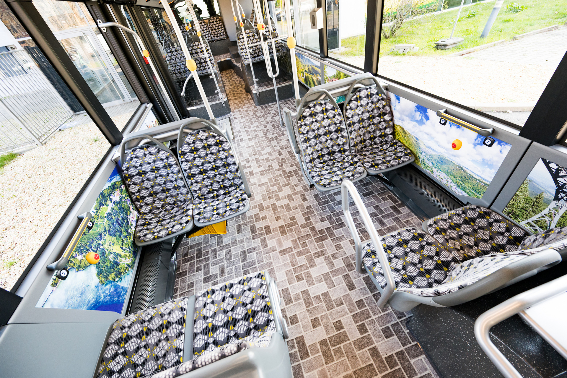 Das Beste aus Baden-Württemberg zeigt dieser Citaro. Der Bodenbelag fängt die Farbgebung der Sitze auf und erinnert an einen Fliesenbelag. Spillmann will Omnibus zur Bildmarke des ÖPNV Machen