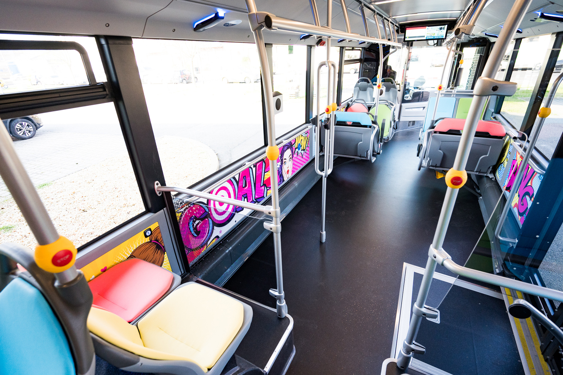 Poppig geht es im Shool Bus zu. Der speziell für den Schülerverkehr ausgestattete Mercedes-Benz Citaro ist ein echter Hingucker. Spillmann will Omnibus zur Bildmarke des ÖPNV Machen