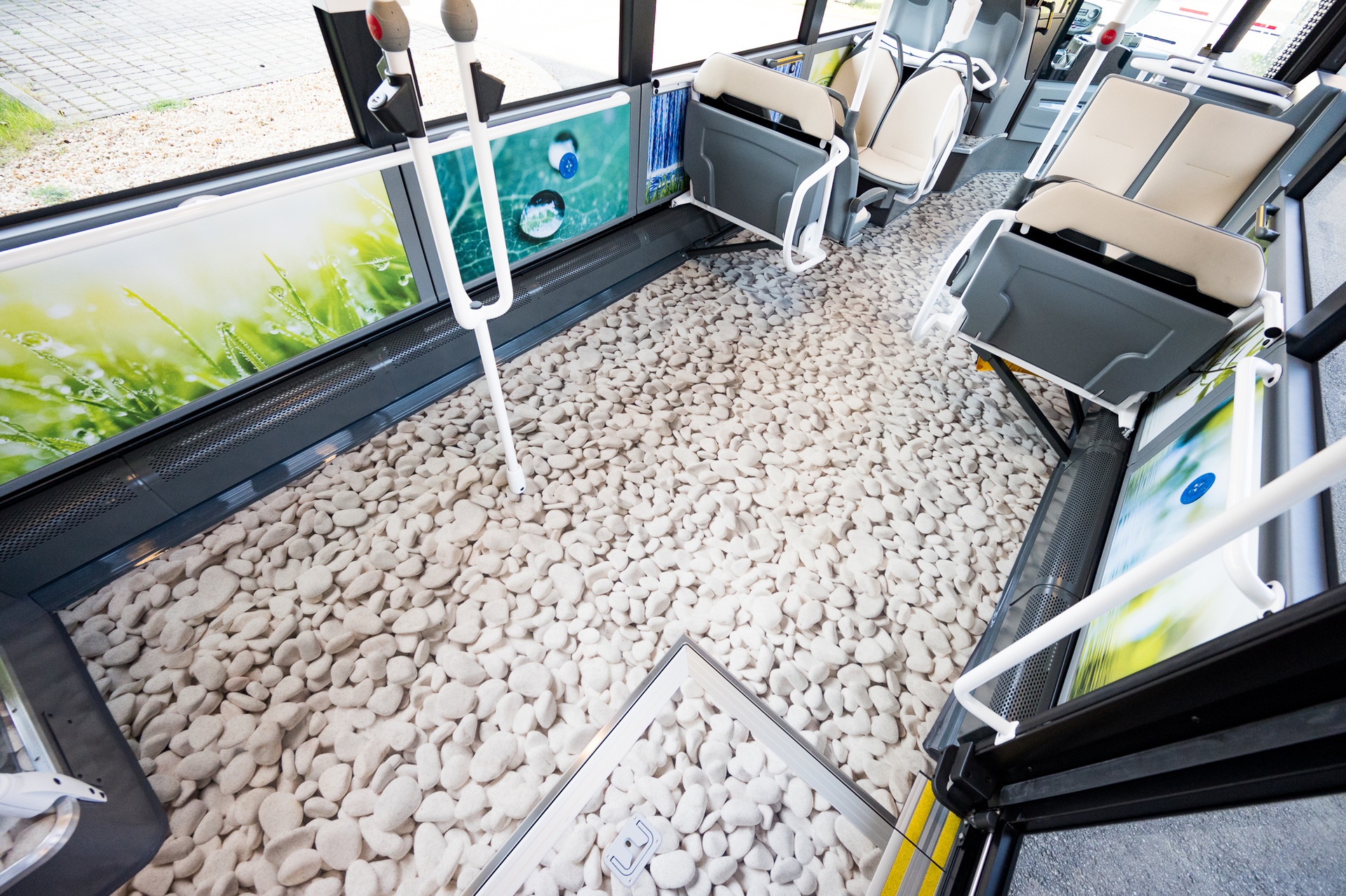 Die Naturelemente greift Spillmann gekonnt im Citaro hybrid „Clean“ auf. Der mit Kieselsteinen bedruckte Boden wirkt wie eine dreidimensionale Oberfläche. Spillmann will Omnibus zur Bildmarke des ÖPNV Machen