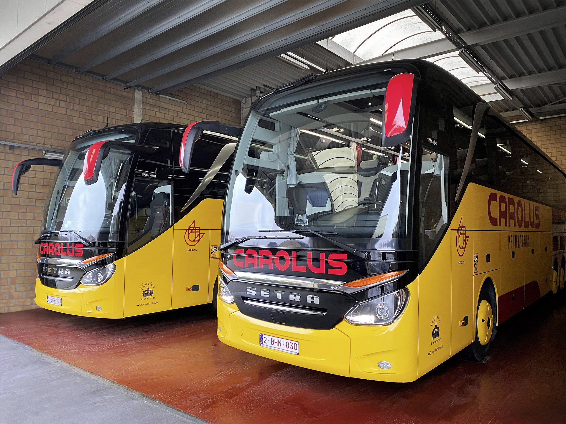 The Setra TopClass touring coaches are equipped with TopSky panoramic glass roofs. “Carolus Reizen” relies on Setra TopClass