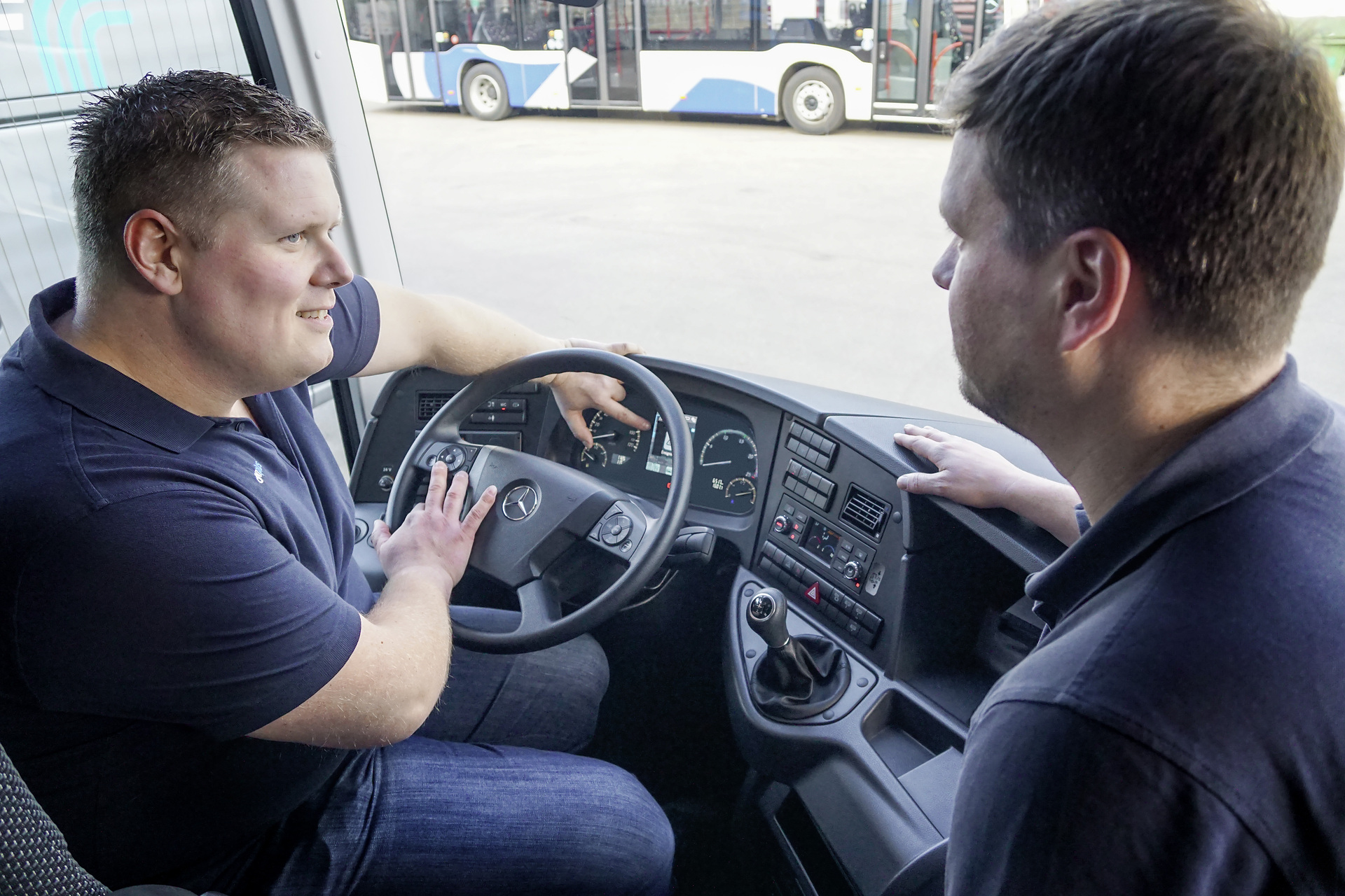 OMNIplus; Expert-Handling-Training; Mercedes-Benz Tourismo; Cockpit; Nils Ungericht, Leiter des Expert-Handling-Training, (links) erläutert Attention Assist Wenn Profis zu Experten werden: Das Expert-Handling-Training von Omniplus für Busfahrerinnen und Busfahrer