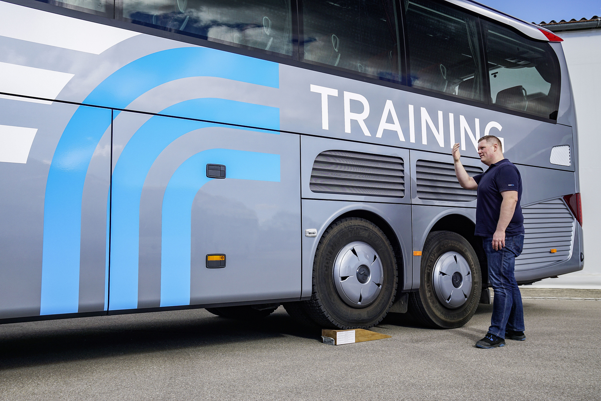 OMNIplus; Expert-Handling-Training; Setra TopClass S 516 HDH; Keil-Rangierübung zur Schonung der Kupplung h Wenn Profis zu Experten werden: Das Expert-Handling-Training von Omniplus für Busfahrerinnen und Busfahrer
