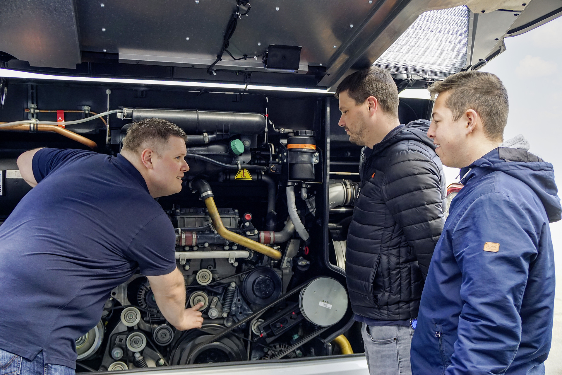 OMNIplus; Expert-Handling-Training; Mercedes-Benz Tourismo; Fit in Motorfragen: Nils Ungericht, Leiter des Expert-Handling-Training (links) Wenn Profis zu Experten werden: Das Expert-Handling-Training von Omniplus für Busfahrerinnen und Busfahrer