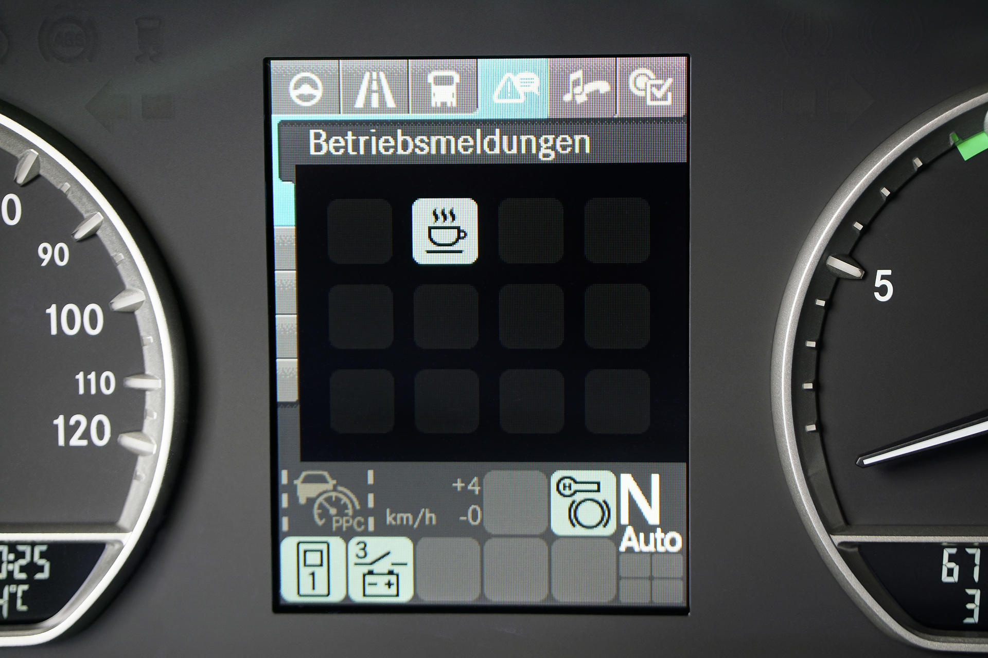 OMNIplus; Expert-Handling-Training; Setra TopClass S 516 HDH; Cockpit; Display; Attention Assist Wenn Profis zu Experten werden: Das Expert-Handling-Training von Omniplus für Busfahrerinnen und Busfahrer