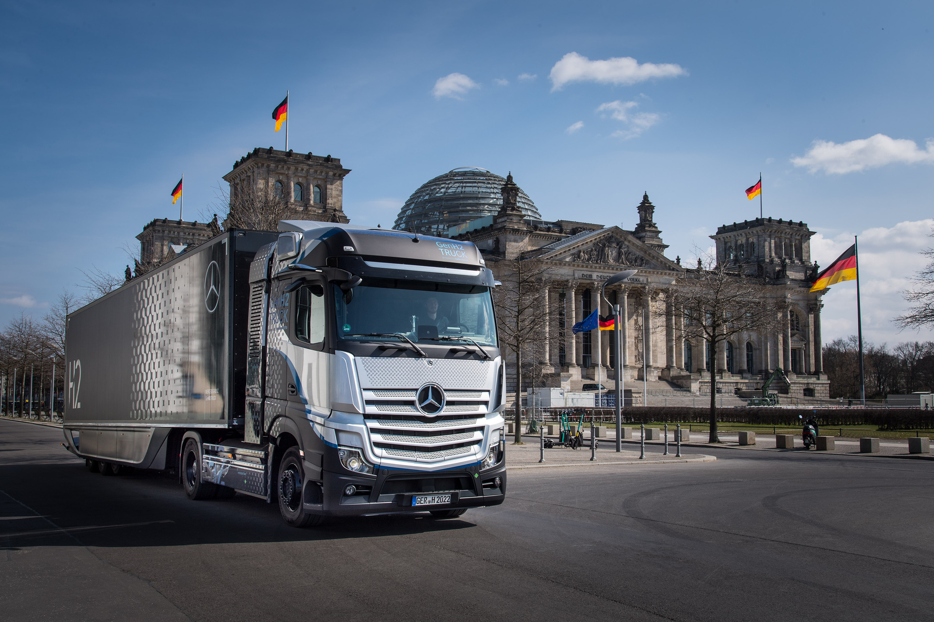 A guest in Berlin: Daimler Truck is showcasing fuel cell truck and promoting the development of hydrogen refueling infrastructure Visiting Berlin: Daimler Truck showcases fuel-cell truck and promotes development of hydrogen refueling infrastructure