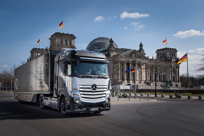 Visiting Berlin: Daimler Truck showcases fuel-cell truck and promotes development of hydrogen refueling infrastructure