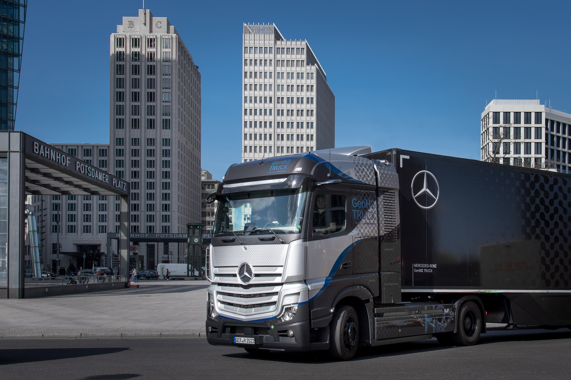 Zu Gast in Berlin: Daimler Truck zeigt Brennstoffzellen-Lkw und wirbt für Aufbau von Wasserstoff-Tankinfrastruktur