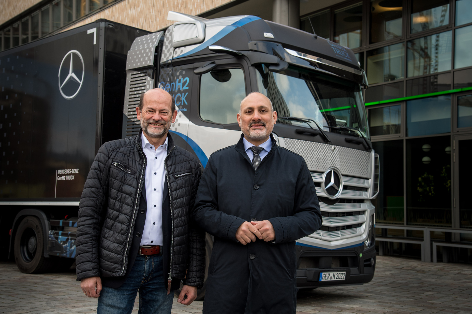 Dr. Manfred Schuckert, Head of Regulatory Strategy, Daimler Truck AG (left) and Ismail Ertug, Member of the European Parliamant and Rapporteur in the Transport Committee Visiting Berlin: Daimler Truck showcases fuel-cell truck and promotes development of hydrogen refueling infrastructure