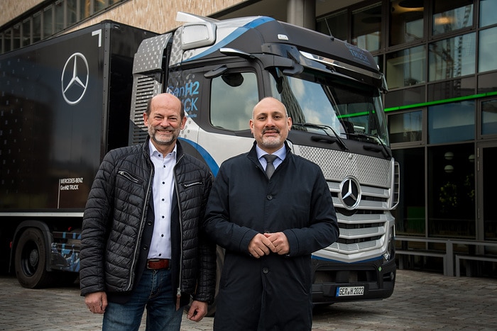 Visiting Berlin: Daimler Truck showcases fuel-cell truck and promotes development of hydrogen refueling infrastructure