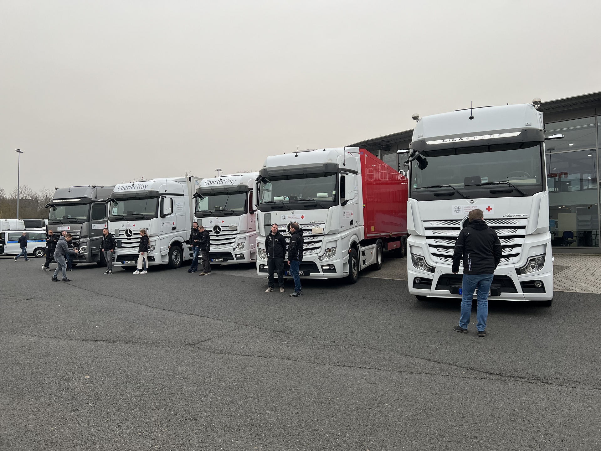 Daimler Truck unterstützt Bevölkerung in der Ukraine