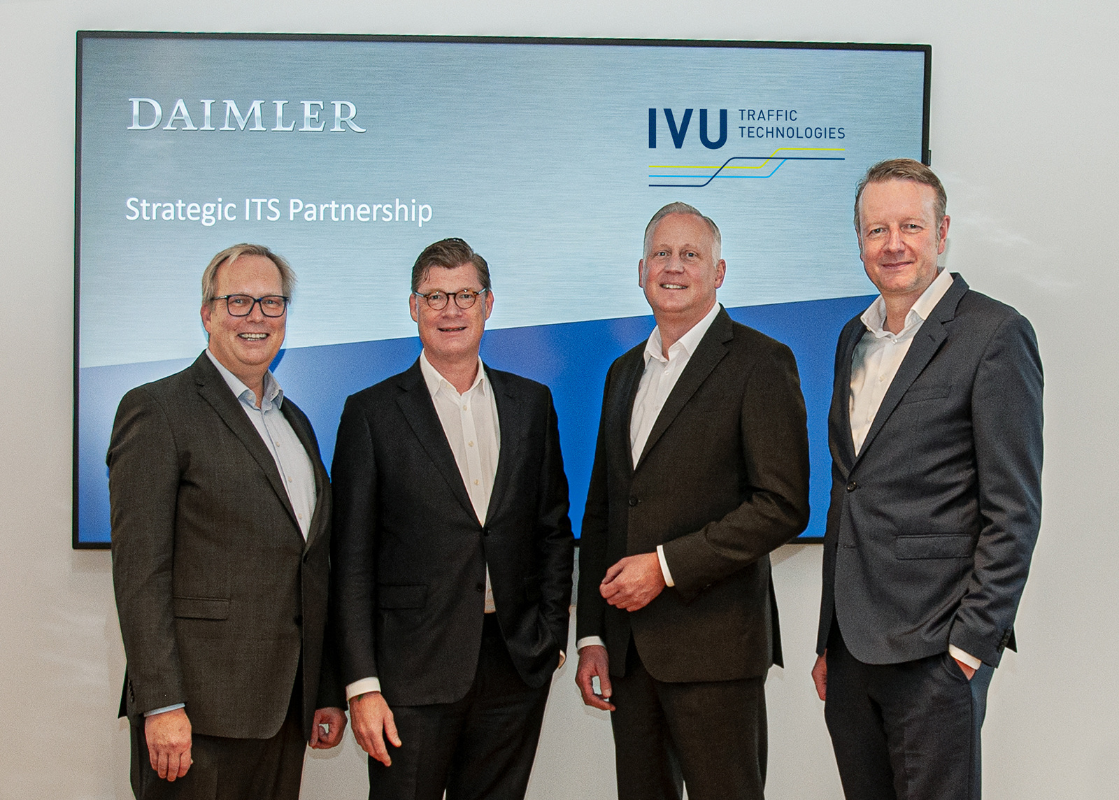 v.l.n.r: Matthias Rust, Geschäftsführung IVU (CTO), Till Oberwörder, Head of Daimler Buses, Mirko Sgodda, Head of Sales, Marketing & Customer Services und Martin Müller-Elschner Geschäftsführung IVU (CEO & CFO) Viel mehr als ein Omnibus: Der vollelektrische Mercedes-Benz eCitaro zusammen mit Software-Lösungen von IVU als E-System