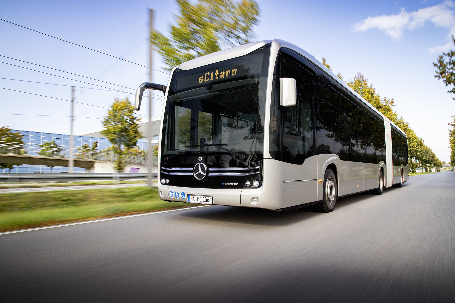 Mercedes-Benz eCitaro G mit vollelektrischem Antrieb, Exterieur, rauchsilber metallic, 2 x elektrischer Radnabenmotor, 2 x 125 kW, 2 x 485 Nm, 7 Festkörperbatterien, 63 kWh pro Festkörperbatterie, Preventive Brake Assist, Sideguard Assist, LED-Scheinwerfer, Länge/Breite/Höhe: 18.125 /2.550/3.400 mm, Beförderungskapazität: 1/157 Viel mehr als ein Omnibus: Der vollelektrische Mercedes-Benz eCitaro zusammen mit Software-Lösungen von IVU als E-System