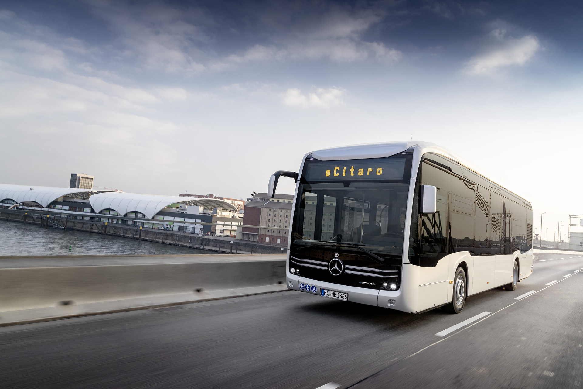 Mercedes-Benz eCitaro mit vollelektrischem Antrieb, Exterieur, silber metallic, 2 x elektrischer Radnabenmotor, 2 x 125 kW, 2 x 485 Nm, 7 Festkörperbatterien, 63 kWh pro Festkörperbatterie, Sideguard Assist, LED-Scheinwerfer, Länge/Breite/Höhe: 12.135 /2.550/3.400 mm, Beförderungskapazität: 1/86 Elektromobilität im Fokus: Daimler Buses auf der Messe BUS2BUS in Berlin