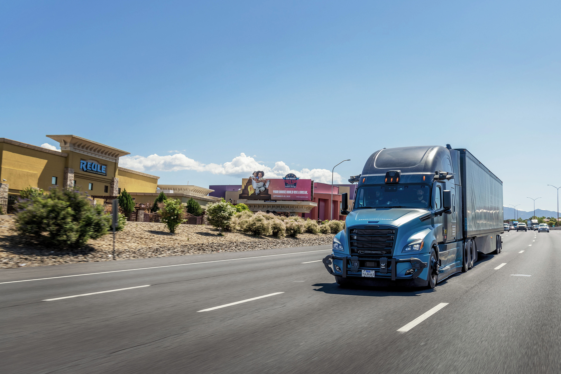 Freightliner Cascadia SAE Level 4 autonomer Lkw im Testeinsatz in Albuquerque, New Mexico, USA Daimler Truck Tochtergesellschaft Torc Robotics eröffnet Technologie- und Entwicklungszentrum in Stuttgart