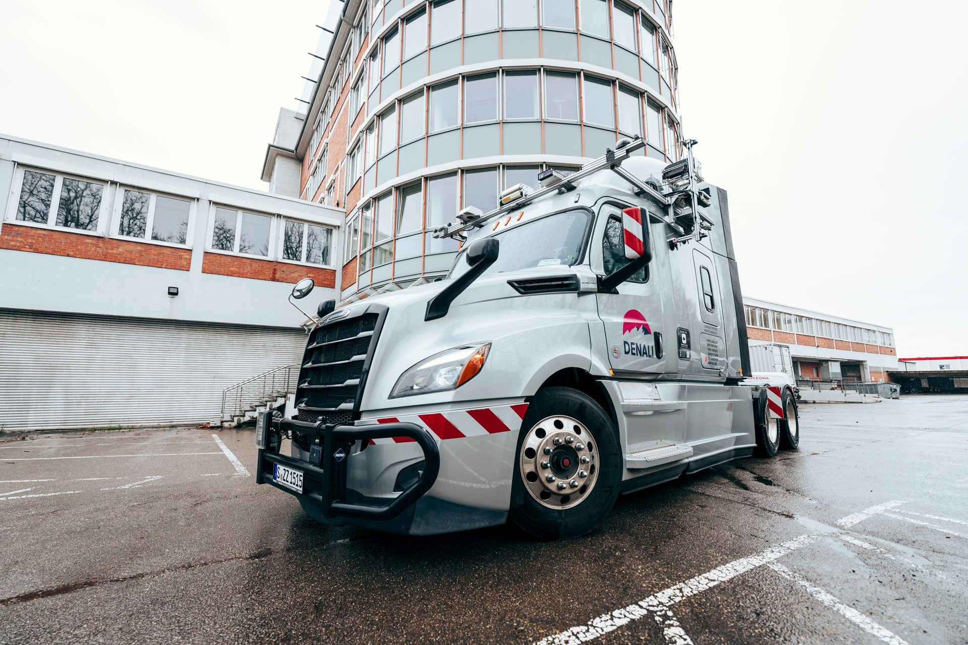 Daimler Truck Freightliner Cascadia Test-Truck vor dem Bürogebäude von Torc Europe in Untertürkheim Daimler Truck Tochtergesellschaft Torc Robotics eröffnet Technologie- und Entwicklungszentrum in Stuttgart
