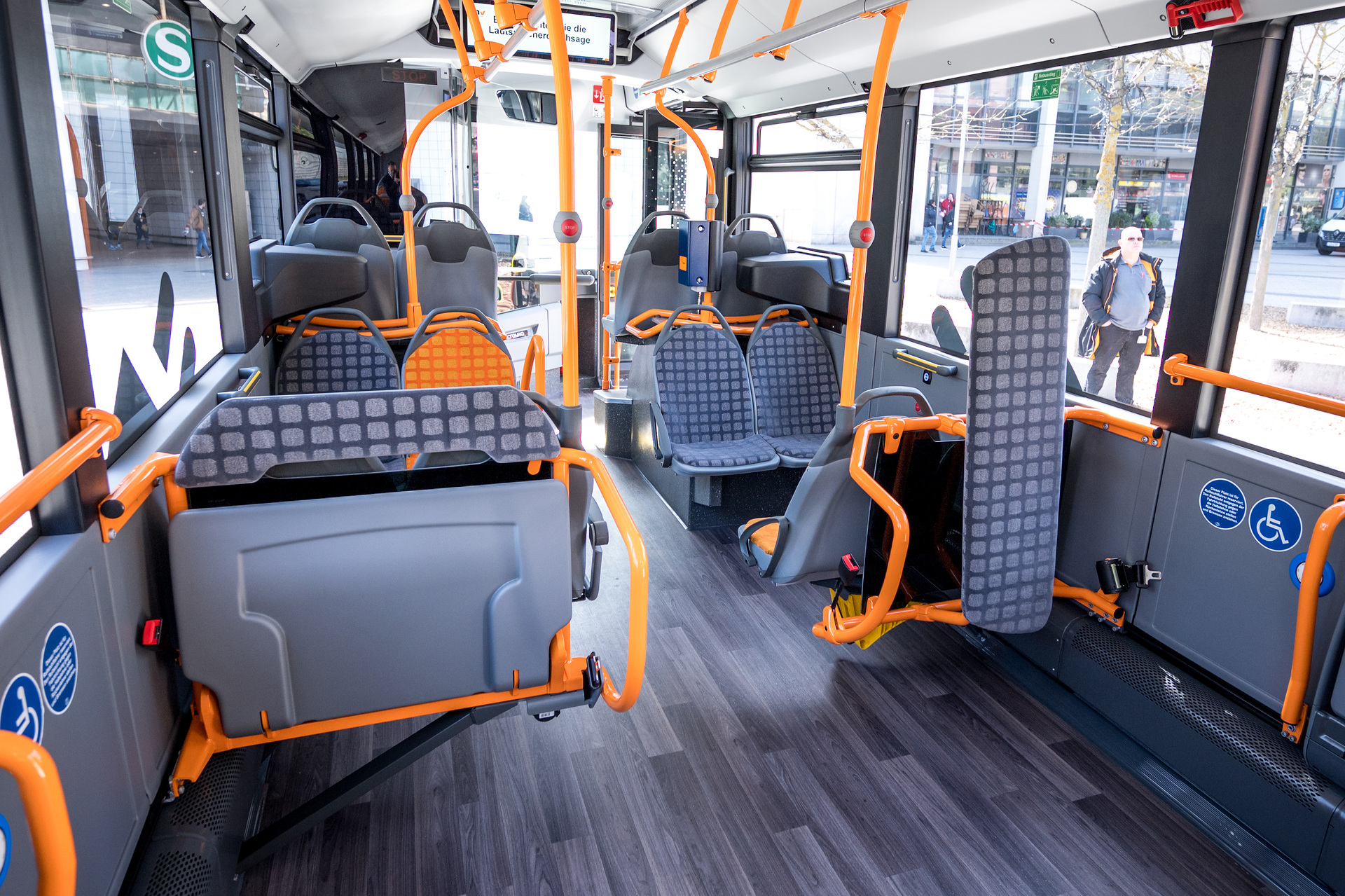 rnv bauen E-Buslinien weiter aus: Übergabe von 15 eCitaro für Ludwigshafener Innenstadtverkehr, weitere 15 eCitaro folgen