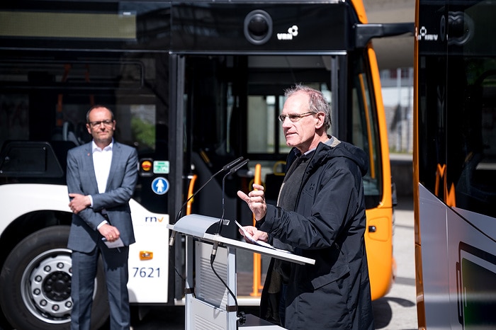 rnv bauen E-Buslinien weiter aus: Übergabe von 15 eCitaro für Ludwigshafener Innenstadtverkehr, weitere 15 eCitaro folgen