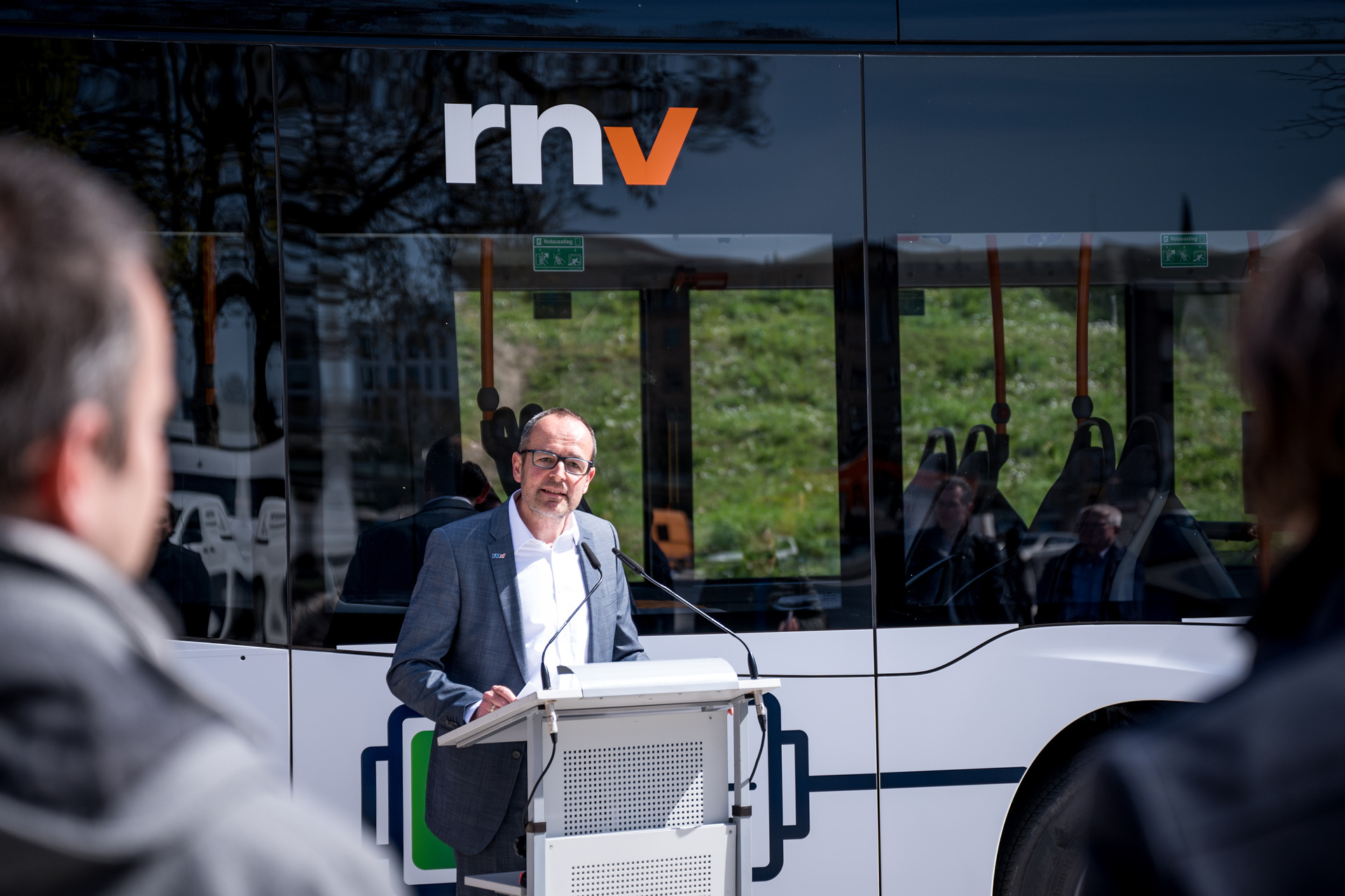 rnv bauen E-Buslinien weiter aus: Übergabe von 15 eCitaro für Ludwigshafener Innenstadtverkehr, weitere 15 eCitaro folgen