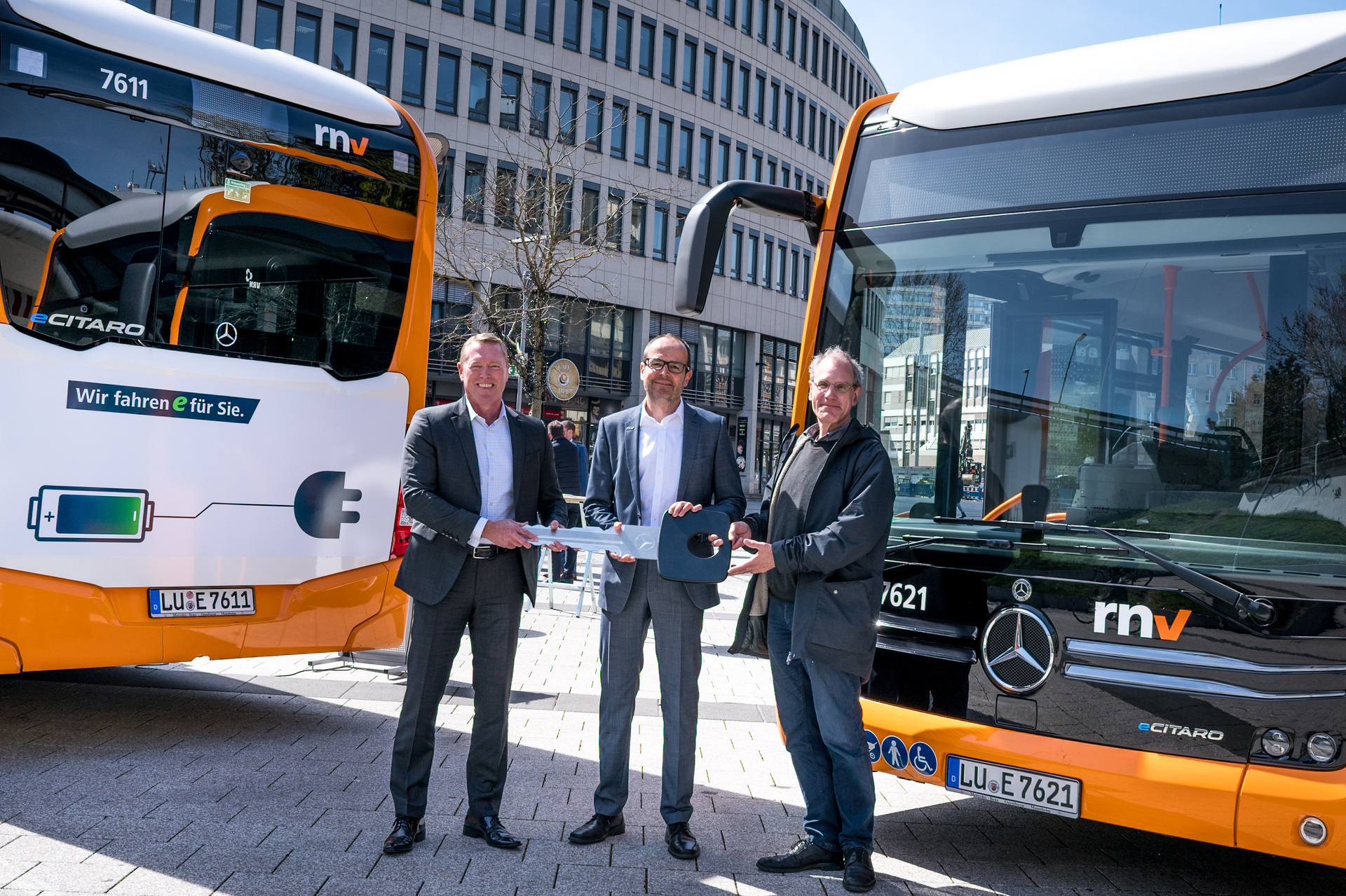 rnv bauen E-Buslinien weiter aus: Übergabe von 15 eCitaro für Ludwigshafener Innenstadtverkehr, weitere 15 eCitaro folgen