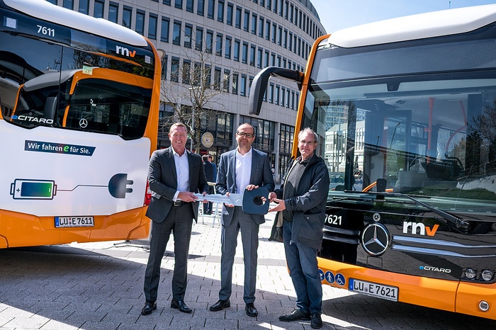 rnv bauen E-Buslinien weiter aus: Übergabe von 15 eCitaro für Ludwigshafener Innenstadtverkehr, weitere 15 eCitaro folgen