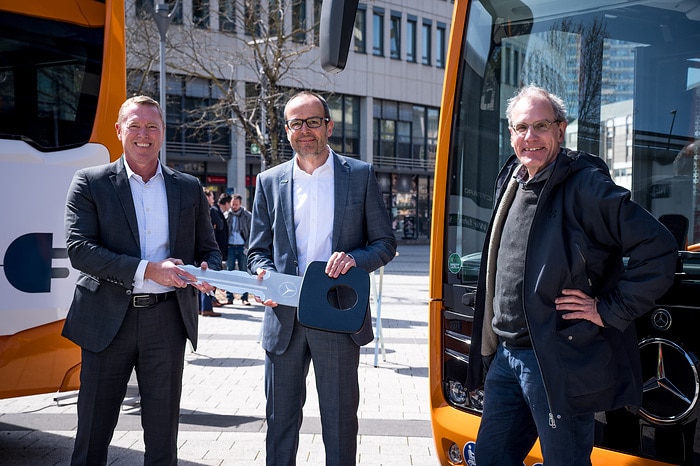 rnv bauen E-Buslinien weiter aus: Übergabe von 15 eCitaro für Ludwigshafener Innenstadtverkehr, weitere 15 eCitaro folgen