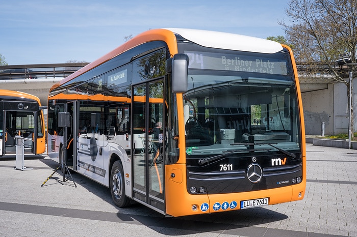 rnv bauen E-Buslinien weiter aus: Übergabe von 15 eCitaro für Ludwigshafener Innenstadtverkehr, weitere 15 eCitaro folgen