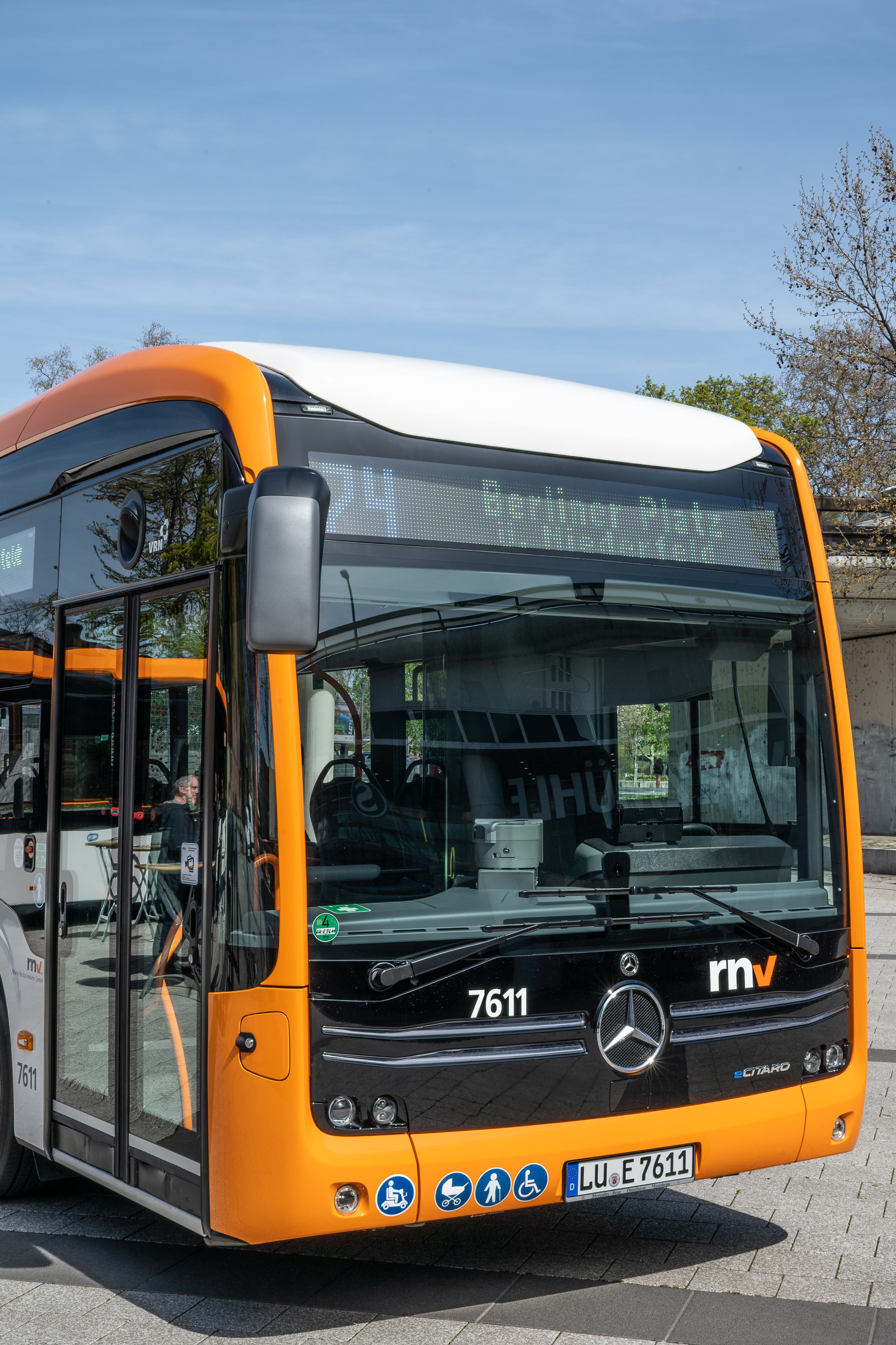 rnv bauen E-Buslinien weiter aus: Übergabe von 15 eCitaro für Ludwigshafener Innenstadtverkehr, weitere 15 eCitaro folgen