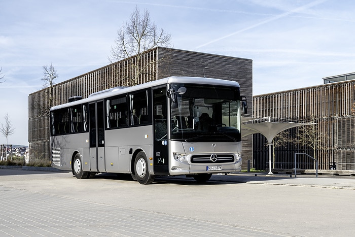 Doppelte Premiere: Der kompakte Überlandbus Mercedes-Benz Intouro K hybrid