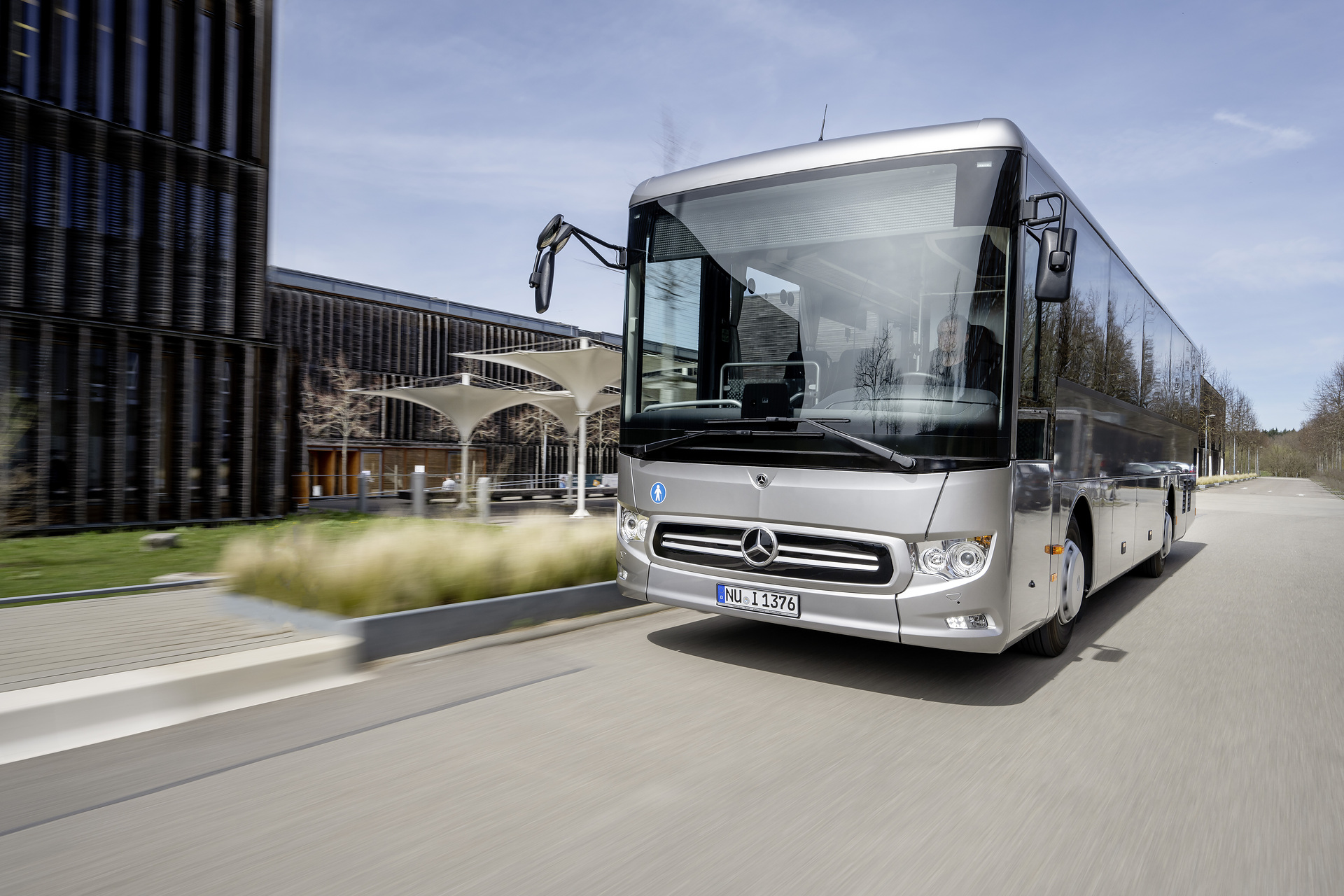 Doppelte Premiere: Der kompakte Überlandbus Mercedes-Benz Intouro K hybrid