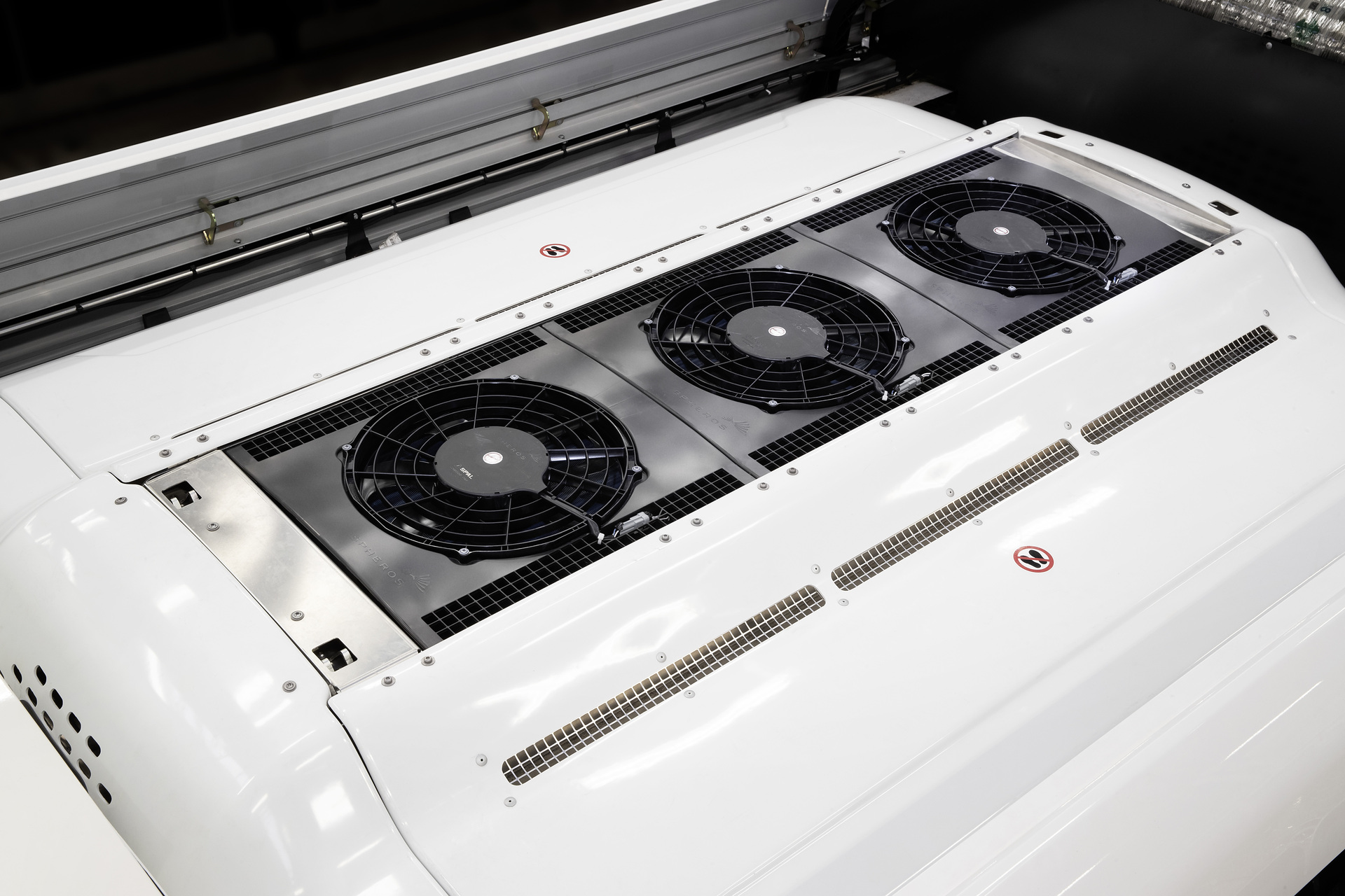 Mercedes-Benz eCitaro G Range Extender mit vollelektrischem Antrieb, NMC 3 Batterie, Brennstoffzelle, Wasserstofftanks, Exterieur: rauchsilber metallic, 2 x elektrischer Radnabenmotor, 2 x 125 kW, 2 x 485 Nm, 98 kWh pro Batteriepaket, Dreitürer, LED-Scheinwerfer, Länge/Breite/Höhe: 18.125 /2.550/3.400 mm, Beförderungskapazität: max. 1/130 Mercedes-Benz eCitaro G Range Extender
