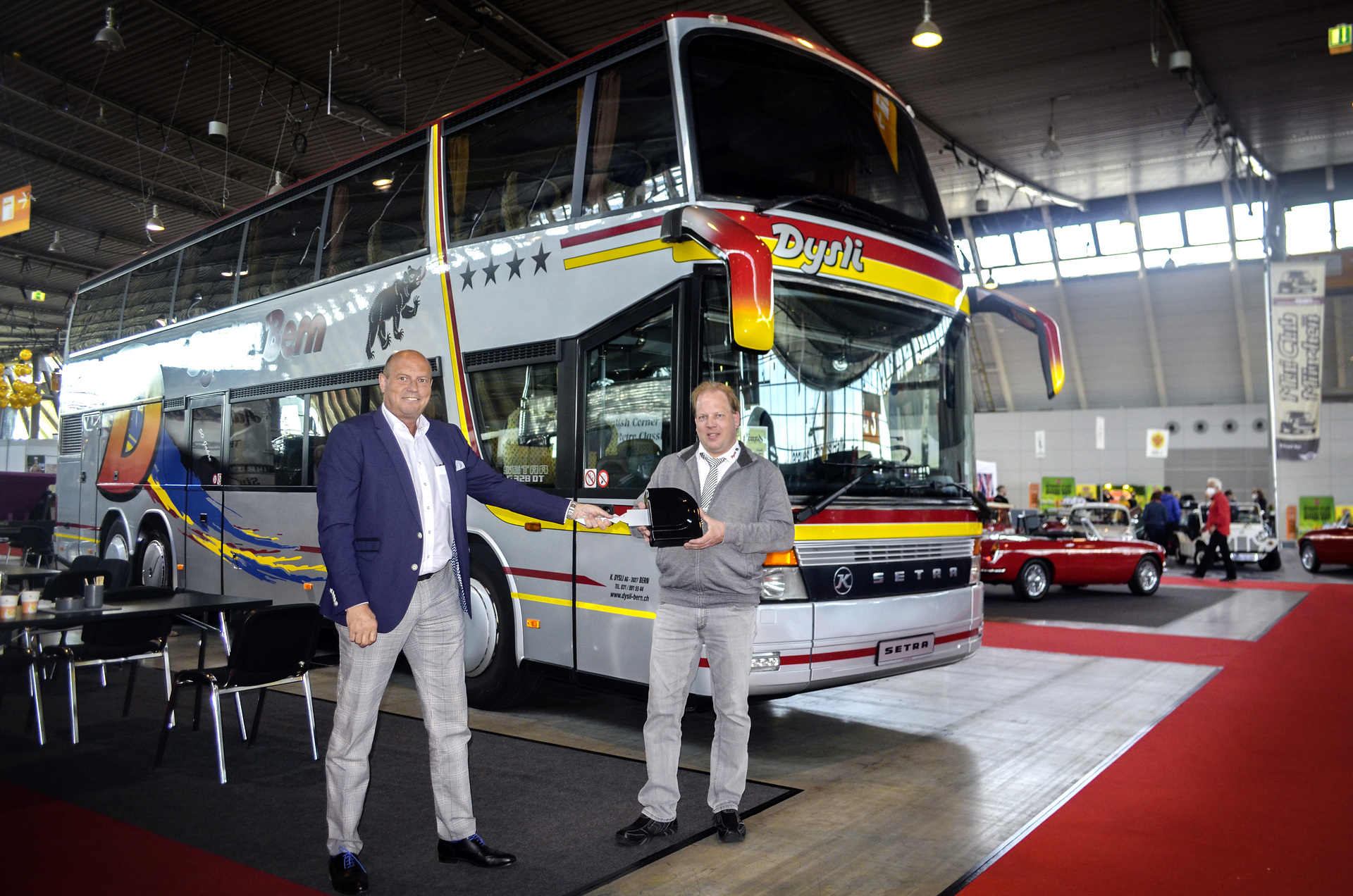 Patrik Dysli (rechts), Mitglied der Geschäftsleitung der K. Dysli AG, Bern, übergibt symbolisch den Schlüssel des Setra Doppelstockbusses S 328 DT an die Setra Oldtimer Sammlung, vertreten durch Udo Sürig, Communications Setra Buses and Coaches, Daimler Truck AG, Stuttgart. Ein Flaggschiff für die SetraClassics