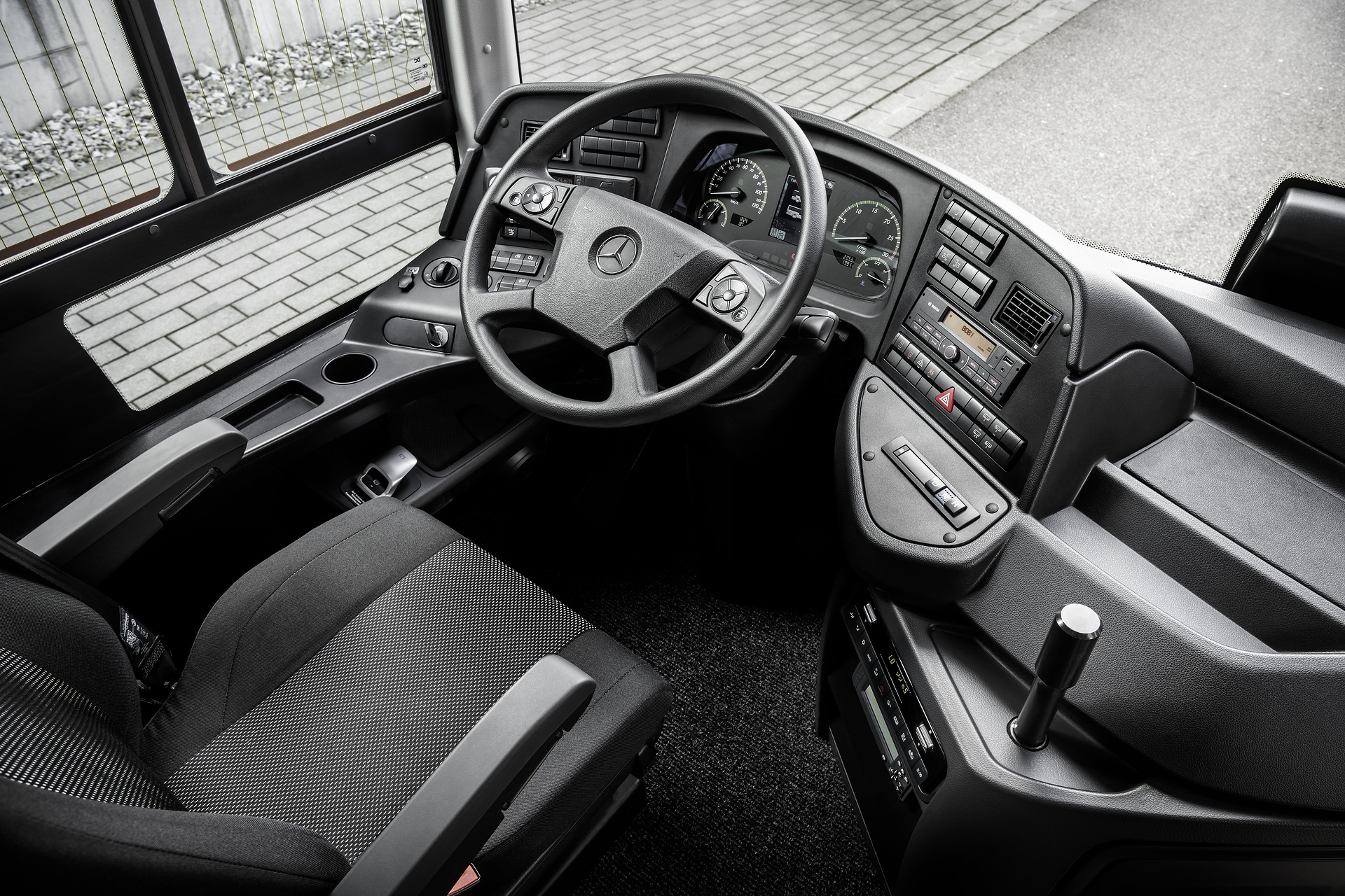 Mercedes-Benz Intouro K hybrid, Interieur, grau, OM 936 mit 260 kW (354 PS), 7,7 L Hubraum, Elektro-Motor mit 14 kW, 6-Gang Automatikgetriebe, Cockpit Basic, Mediarouter, Länge/Breite/Höhe: 10.075/2.550/3.365 mm, Bestuhlung: 1/41 Daimler Buses eMobility Days