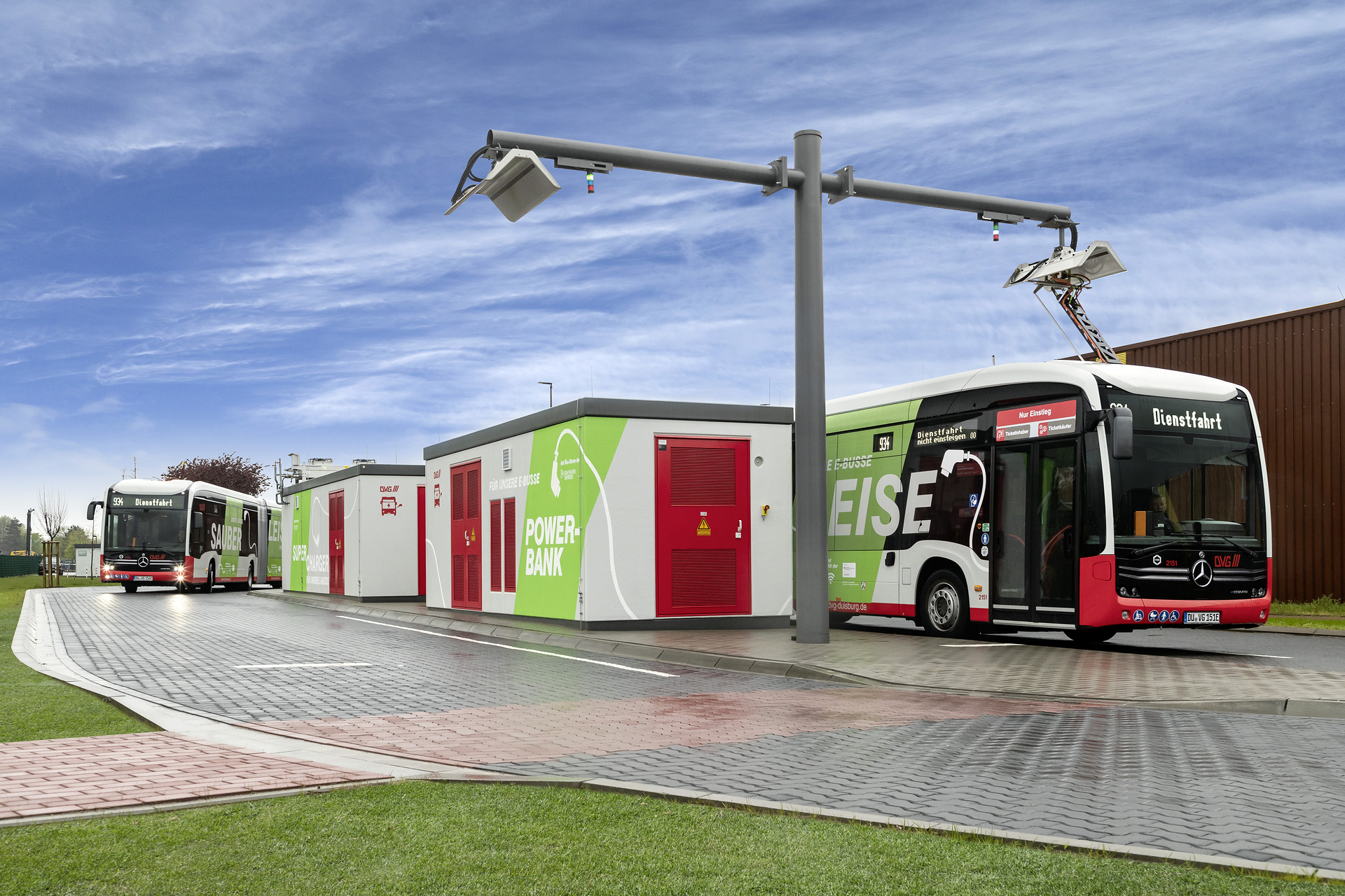 Mercedes-Benz eCitaro with all-electric drive, three-door, Duisburger Verkehrsgesellschaft AG, exterior, red-white, 2 x electric hub motor, 2 x 125 kW, 2 x 485 Nm, 10 HV battery modules, total capacity of 330 kWh, Preventive Brake Assist, Sideguard Assist, length/width/height: 18125/2550/3400 mm, passenger capacity: max. 1/130, pantograph charging station Daimler Buses eMobility Days