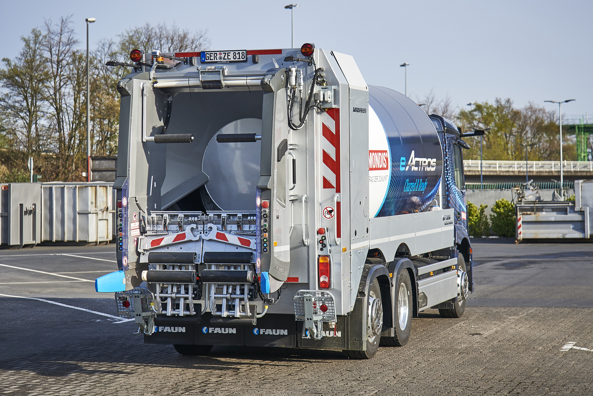 Locally CO2-neutral waste disposal: Mercedes-Benz eActros electrifies REMONDIS in Cologne