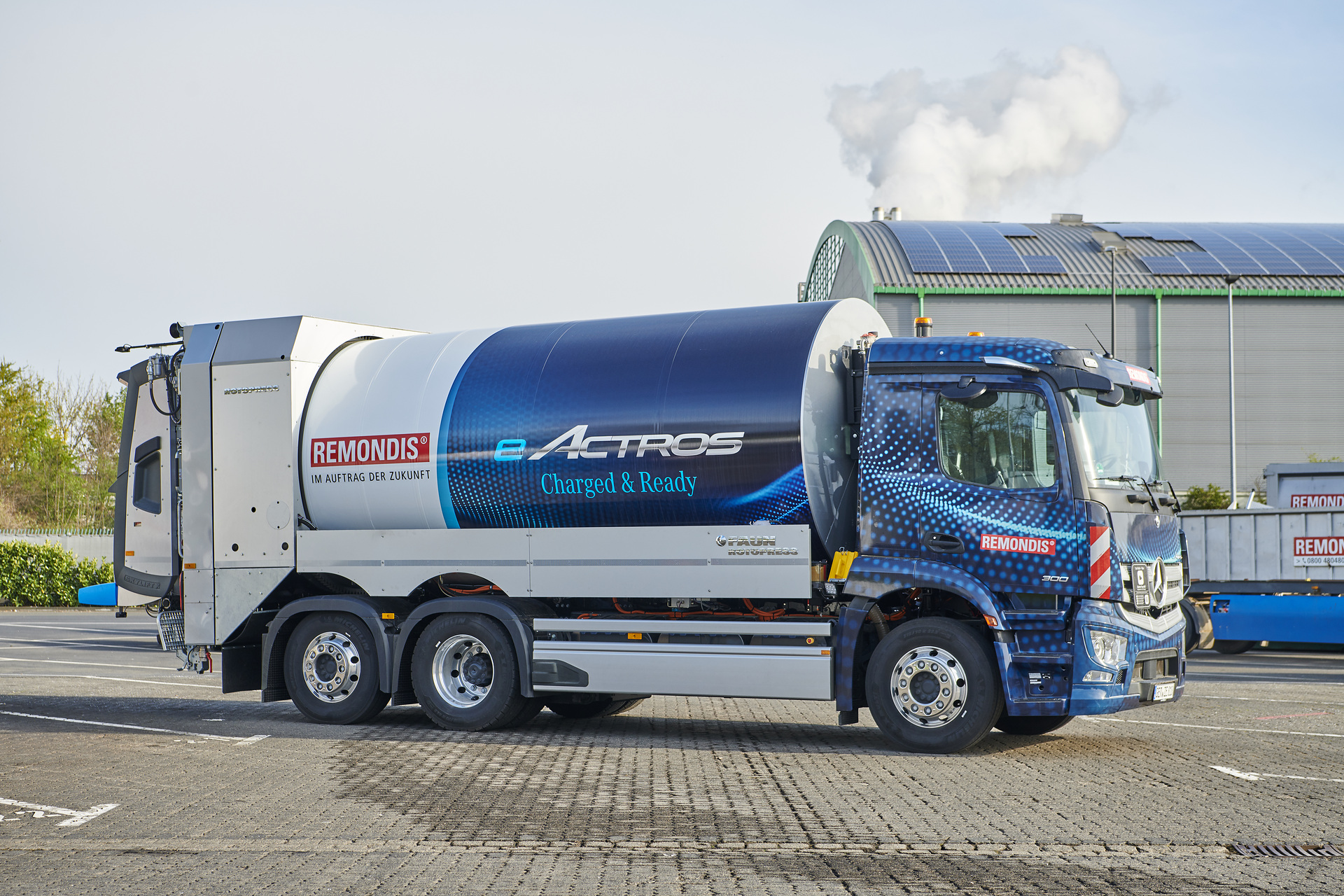 Locally CO2-neutral waste disposal: Mercedes-Benz eActros electrifies REMONDIS in Cologne