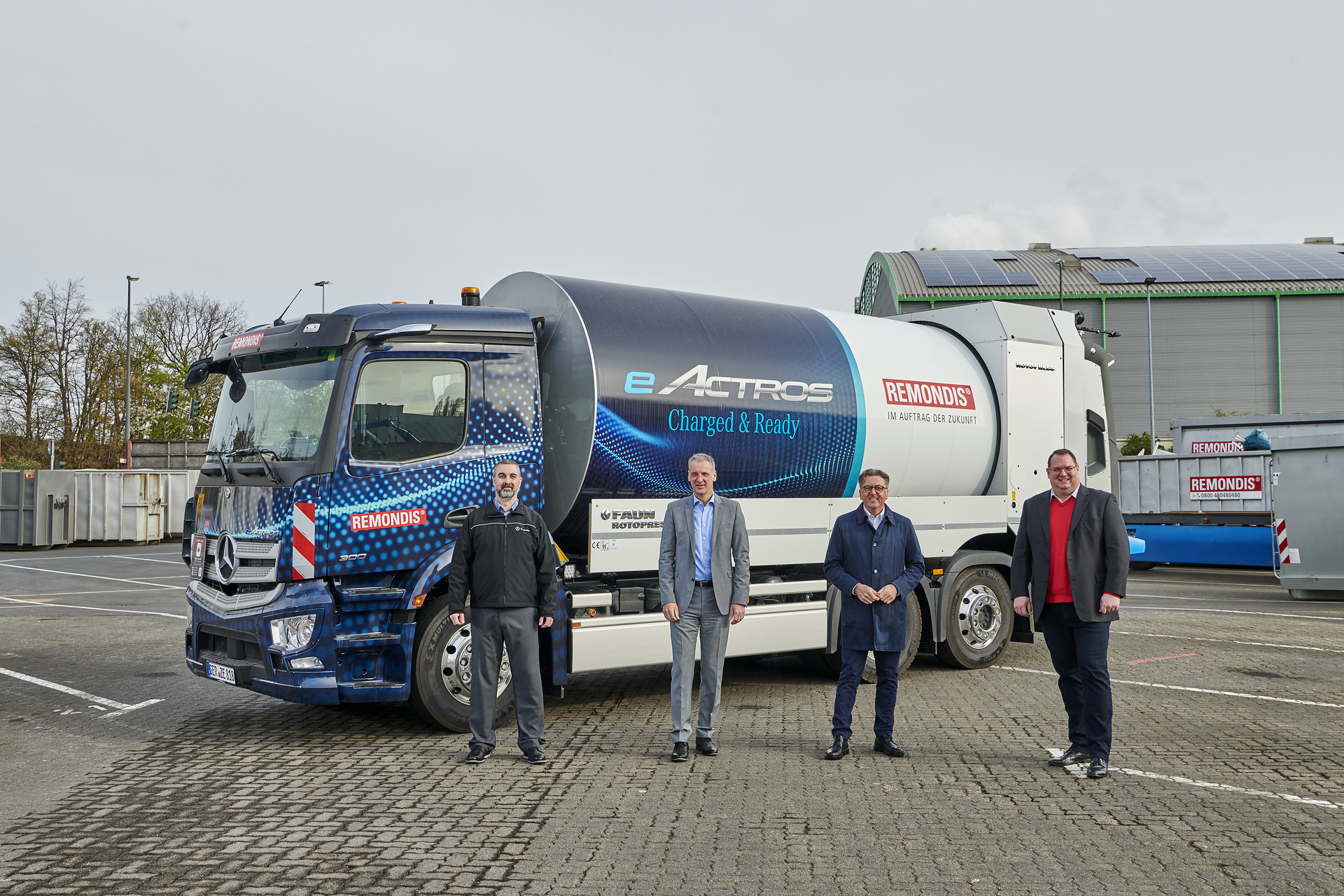 Von links: Steffen Maier, Leiter Kundenfahrerprobung, Mercedes-Benz Lkw; Stephan Krings, Geschäftsführer REMONDIS GmbH & Co. KG, Region Rheinland; Heinz Uliczka, Verkaufsleiter Lkw West bei Daimler Truck; Peter Lindlar, Geschäftsführer der REMONDIS Wertstoff-Recycling GmbH & Co. KG Lokal CO2-neutrale Abfallentsorgung: Mercedes-Benz eActros elektrifiziert REMONDIS in Köln