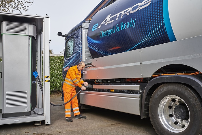 Locally CO2-neutral waste disposal: Mercedes-Benz eActros electrifies REMONDIS in Cologne