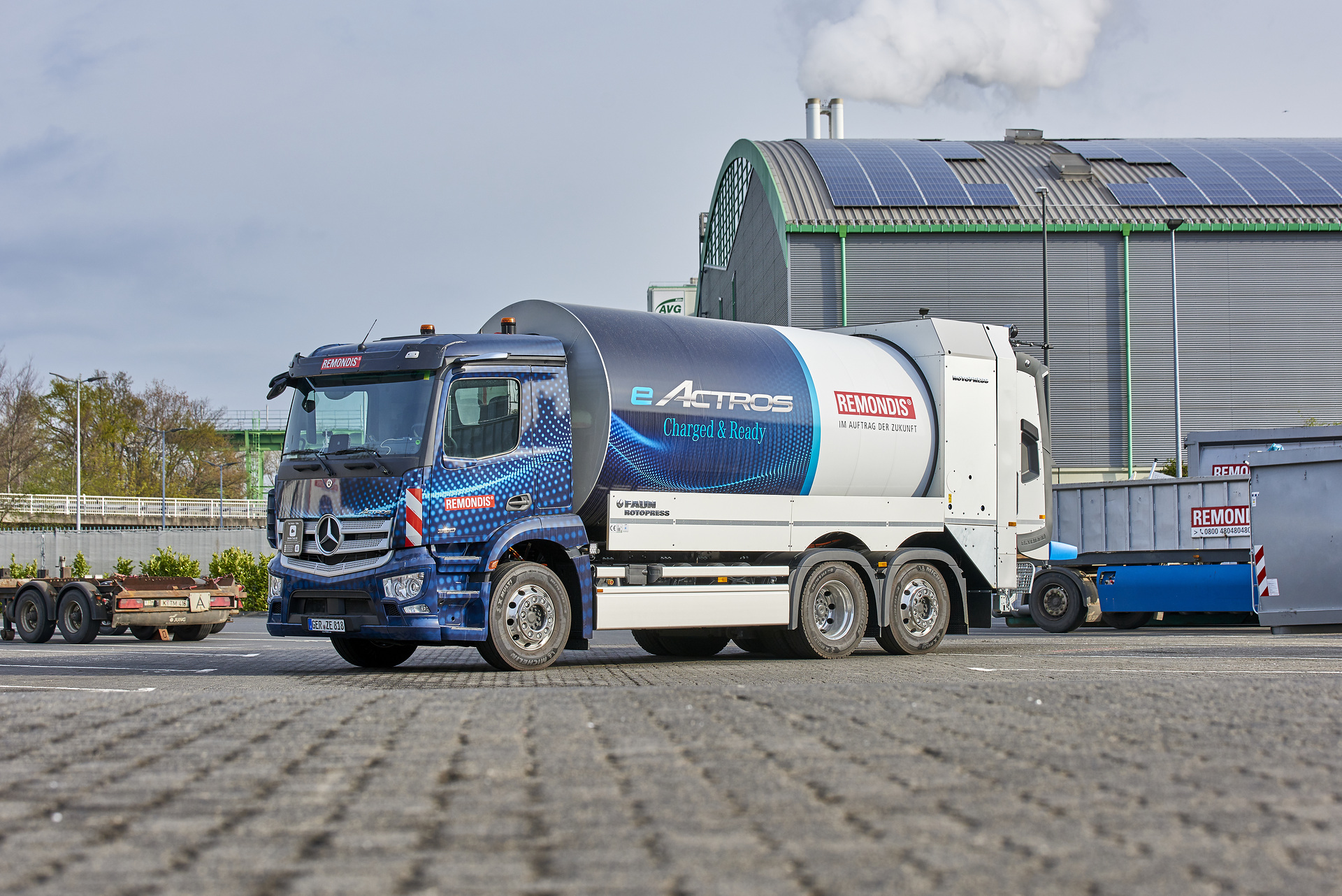 Lokal CO2-neutrale Abfallentsorgung: Mercedes-Benz eActros elektrifiziert REMONDIS in Köln