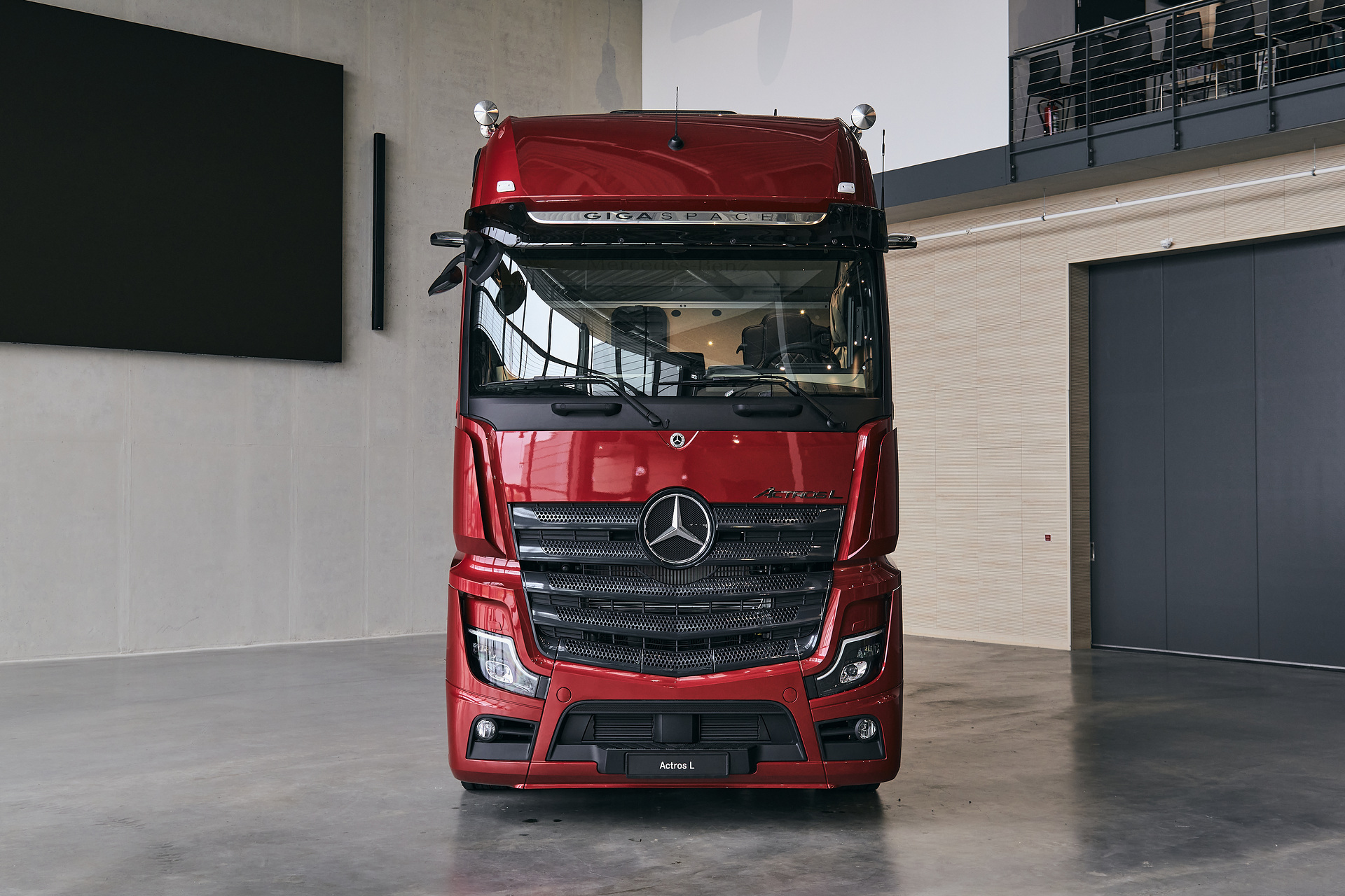 Second generation of MirrorCam: Mercedes-Benz Trucks is evolving some important details of the mirror camera system