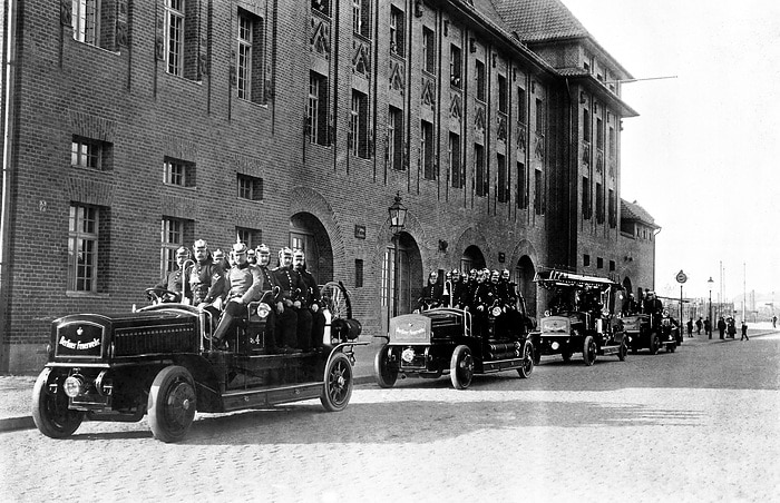 Welcher Daimler-Motor ist so stark wie 32 Feuerwehrleute?
